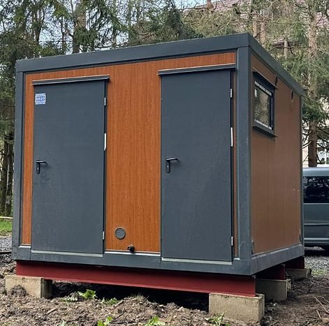 76ae60_3364e3cda2784a3dae7324be1caed4b0mv2-e1760313568111 Container sanitaire pavillon WC quadruple équipé – Image 1