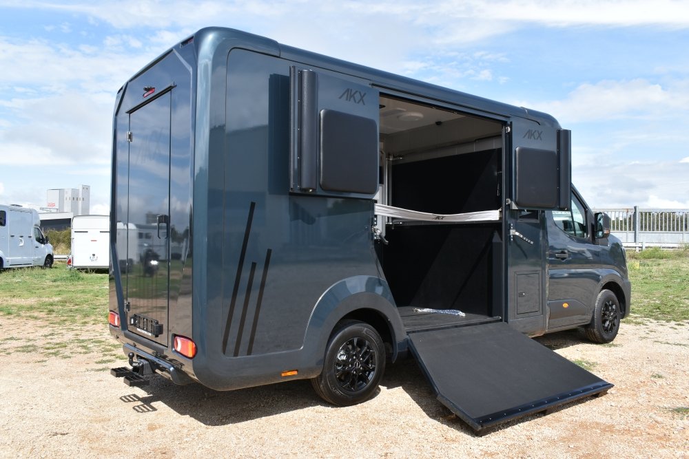 AKX-5-places-assises-Bleu-Petrole-arriere-1 Camion chevaux Renault Master AKX 5 places neuf – Image 1